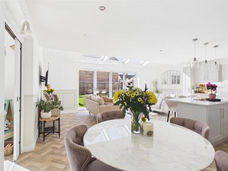 Living Kitchen/Dining Room