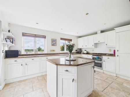 Living Kitchen/Dining Room