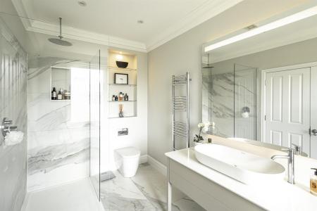 Principal En-Suite Bathroom