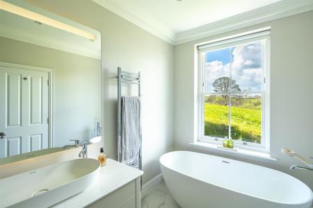 Principal En-Suite Bathroom