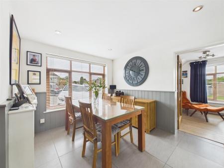 Stylish Fitted Kitchen/Dining Room