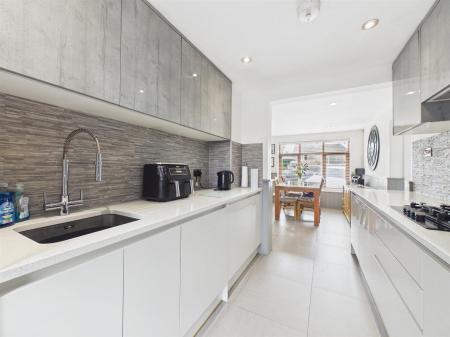 Stylish Fitted Kitchen/Dining Room