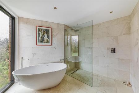 Fitted En-Suite Bathroom