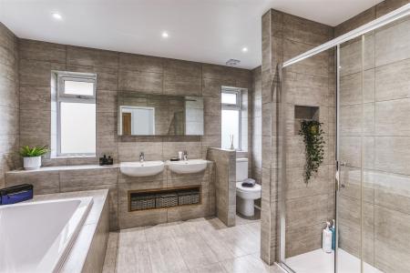 En-Suite Bathroom
