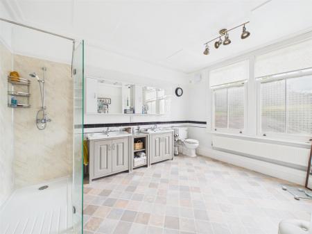 En-suite/Bathroom