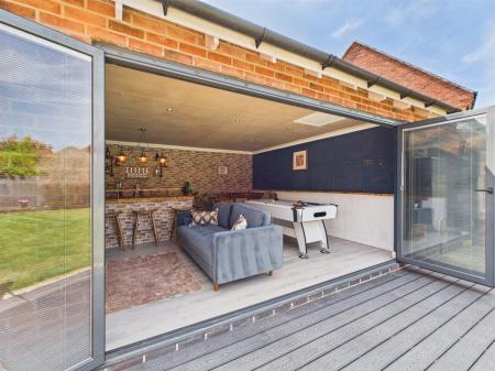Double Garage/Leisure Bar