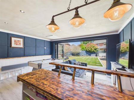 Double Garage/Leisure Bar