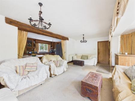 Good Sized Lounge