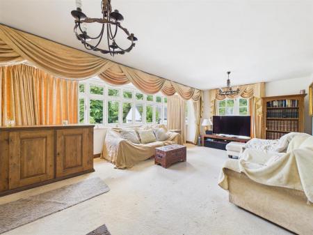Good Sized Lounge