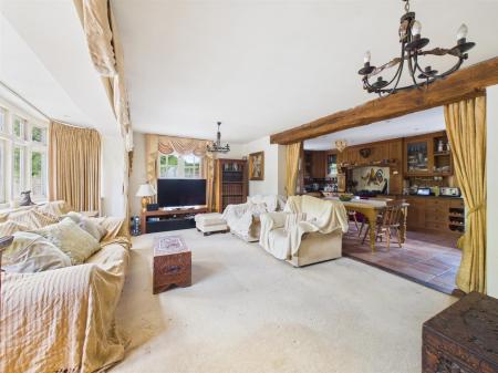 Good Sized Lounge
