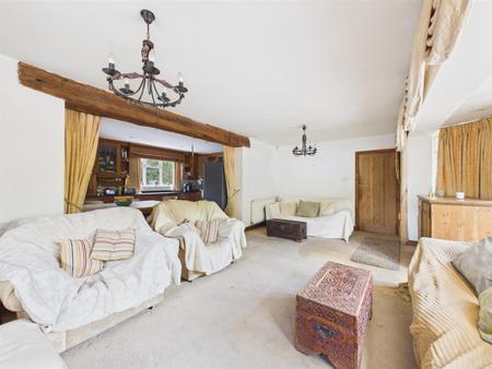 Good Sized Lounge