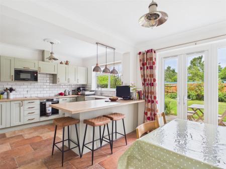 Living Kitchen/Dining Room