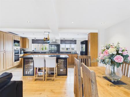 Living Kitchen/Dining Room