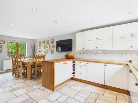 Living Kitchen/Dining Room