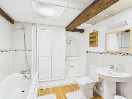 Jack & Jill Style Family Bathroom