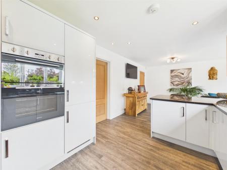 Stunning Open Plan L-Shaped Living Kitchen