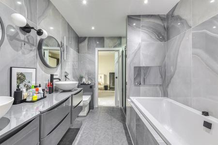 Jack & Jill Style En-Suite Bathroom
