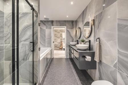 Jack & Jill Style En-Suite Bathroom