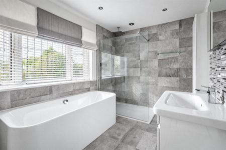 Superbly Appointed En-Suite Bathroom