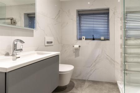 Superbly Appointed En-Suite Bathroom