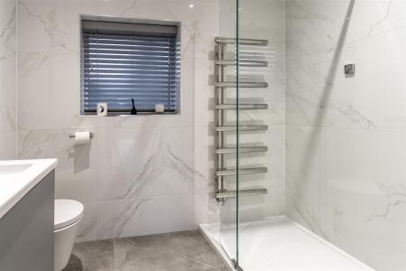 Superbly Appointed En-Suite Bathroom