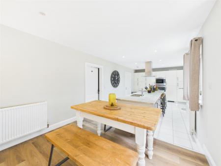 Upper Level Lounge/Dining Area