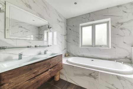 Luxuriously Appointed En-Suite Bathroom