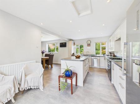 L-Shaped Open Plan Dining/Living Kitchen