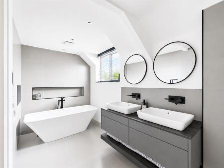 Superbly Appointed Principle Bathroom