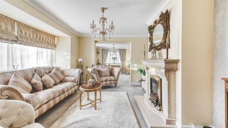 Spacious Lounge/Snug Area