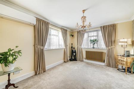 Spacious Lounge/Snug Area