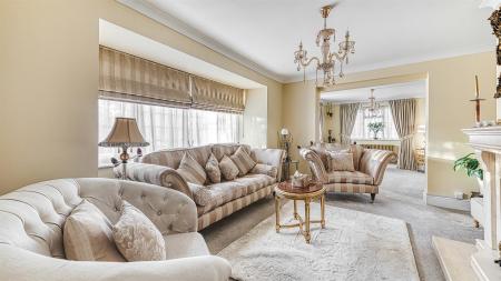 Spacious Lounge/Snug Area