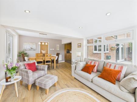 Stunning Open Plan L-Shaped Living Kitchen