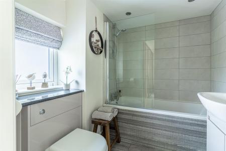 Superbly Appointed En-Suite Bathroom