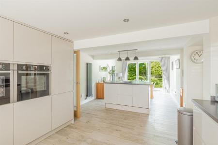 Fabulous Dual Aspect Open Plan Dining KItchen