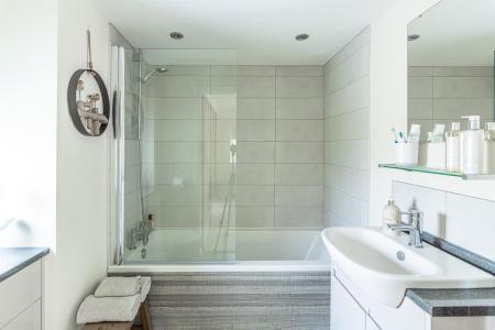 Superbly Appointed En-Suite Bathroom