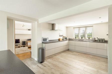 Fabulous Dual Aspect Open Plan Dining KItchen