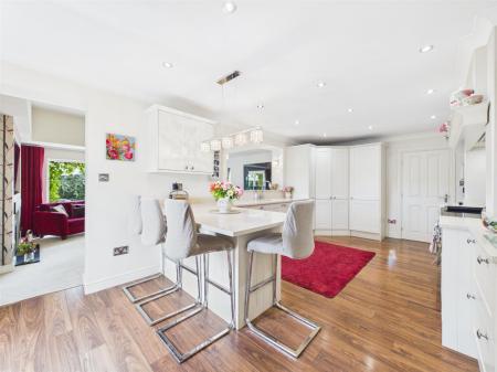 High Specification Fitted Kitchen