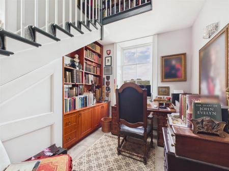 Entrance Hall/Study Area