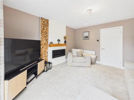 Good Sized Lounge