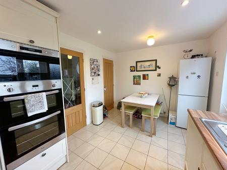 Kitchen/ Dining Room
