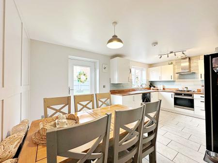 Kitchen/ Dining Room