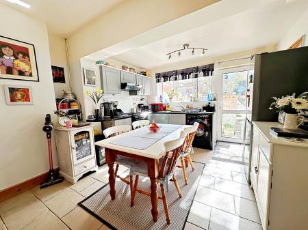 Kitchen/ Dining Room