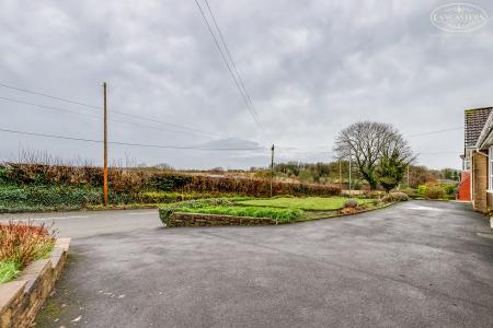 Driveway / Front Vie