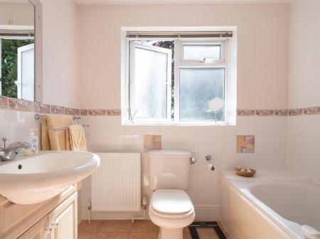 6 St Josephs Drive-15.jpg