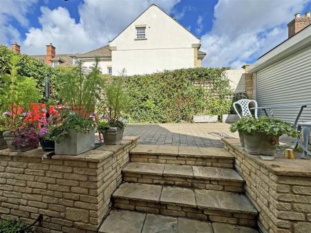 Courtyard Garden - Off Road Parking