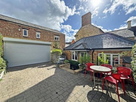 Courtyard Garden - Off Road Parking