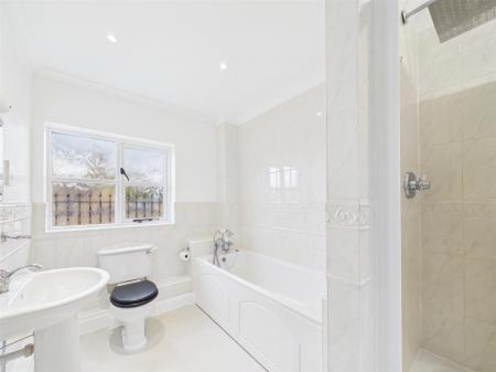 Ensuite Bathroom.jpg