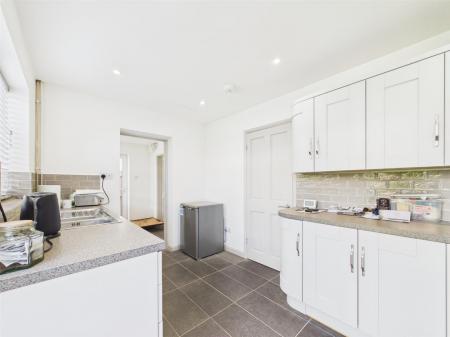 Kitchen (2).jpg