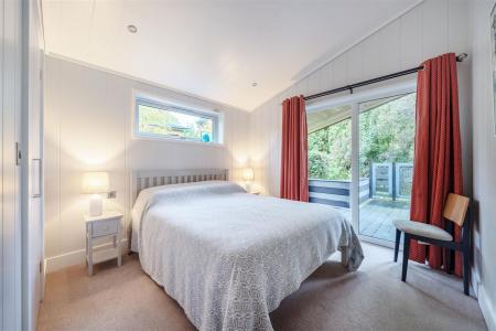 Lodge21 Bed1.jpg